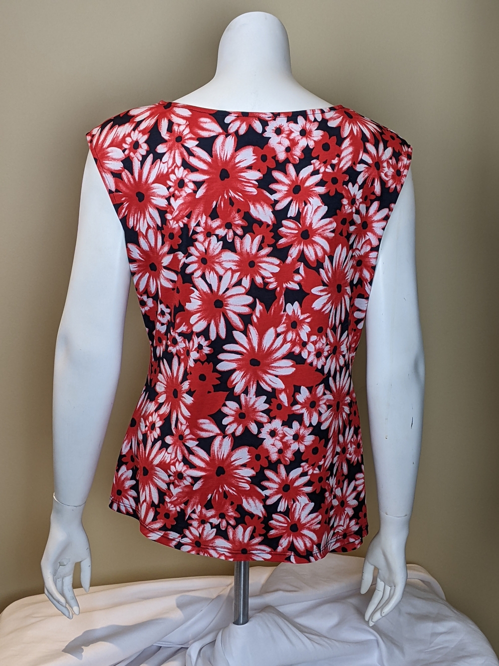 ๐จ๐ฆ Laura Red, White & Black Floral Sleeveless Blouse - Picture 3 of 3